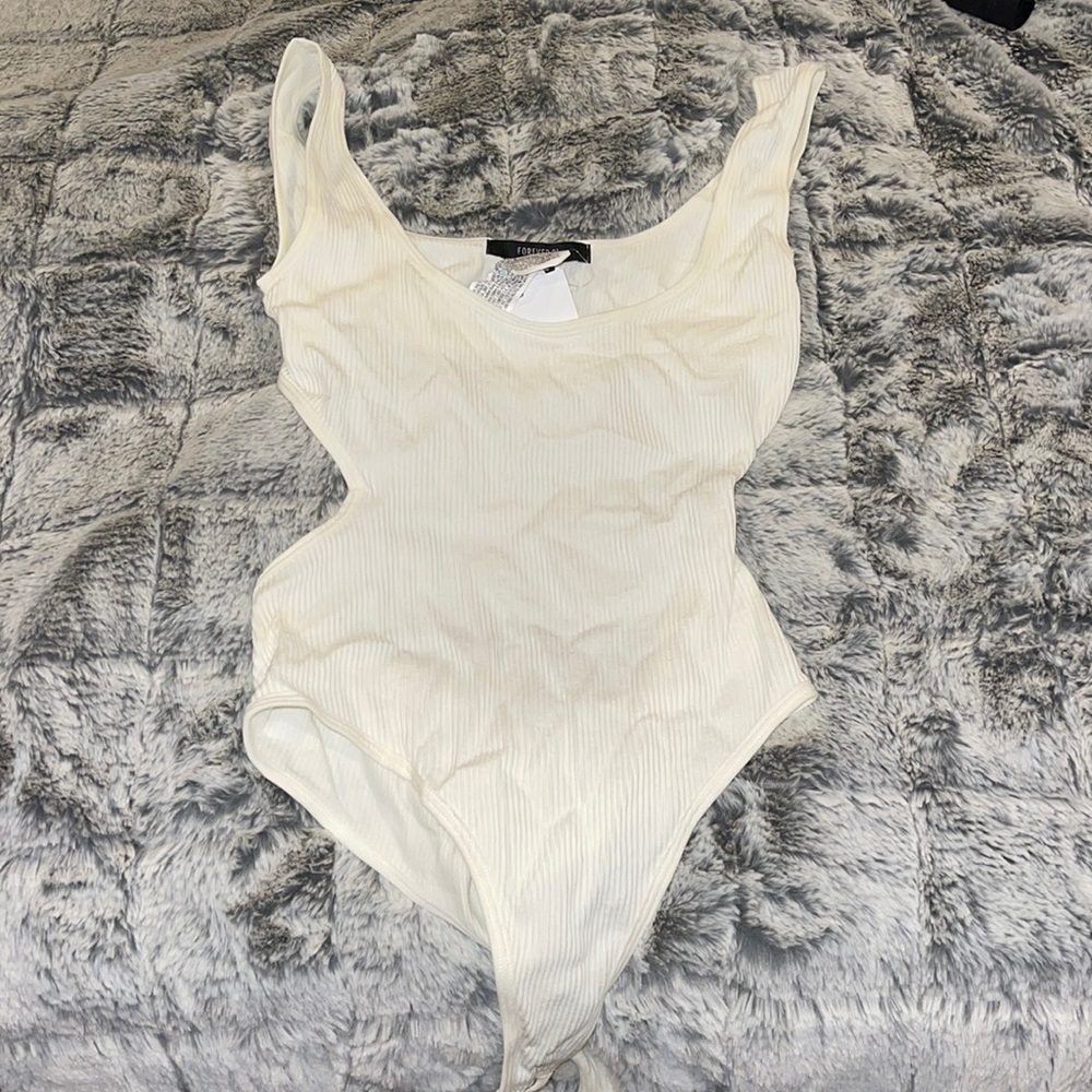 WHITE FOREVER 21 OPEN BACK RIBBED BODYSUIT